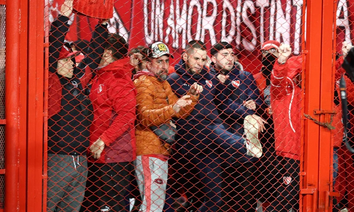 El partido entre Independiente de Avellaneda y Universidad de Chile en los octavos de final de la Copa Sudamericana fue suspendido tras desatarse una batalla campal en las gradas del estadio Libertadores de América