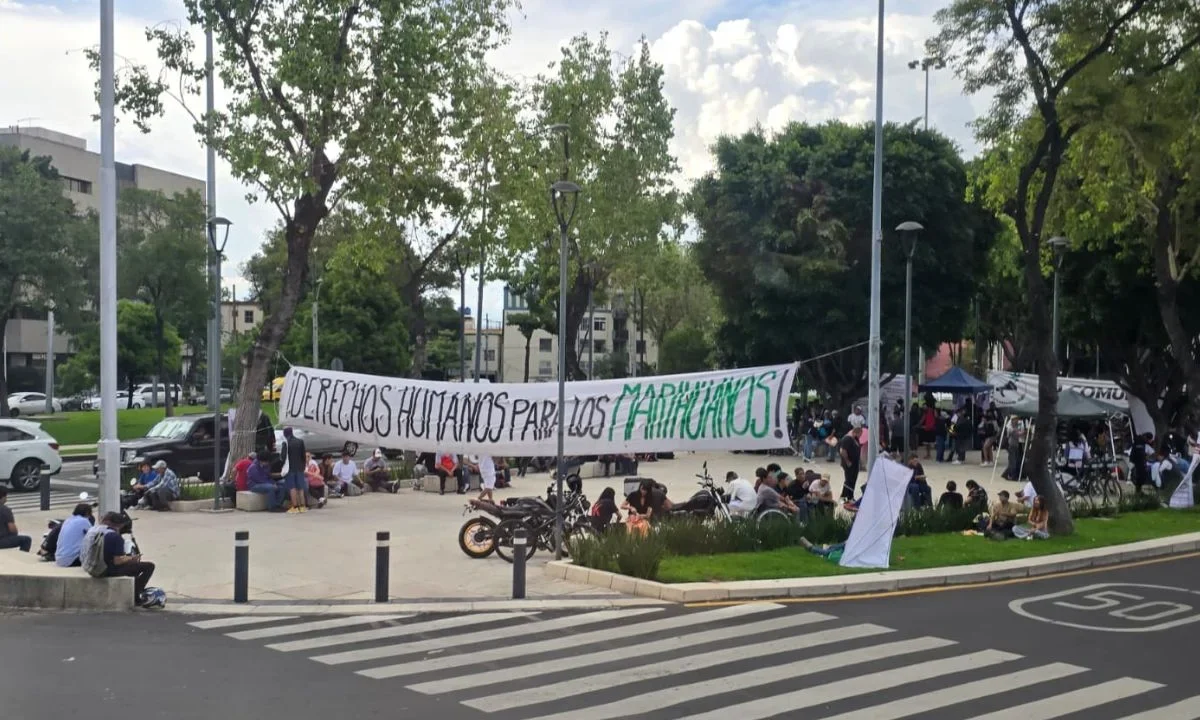Consumidores de cannabis llegan a Glorieta de Bolívar