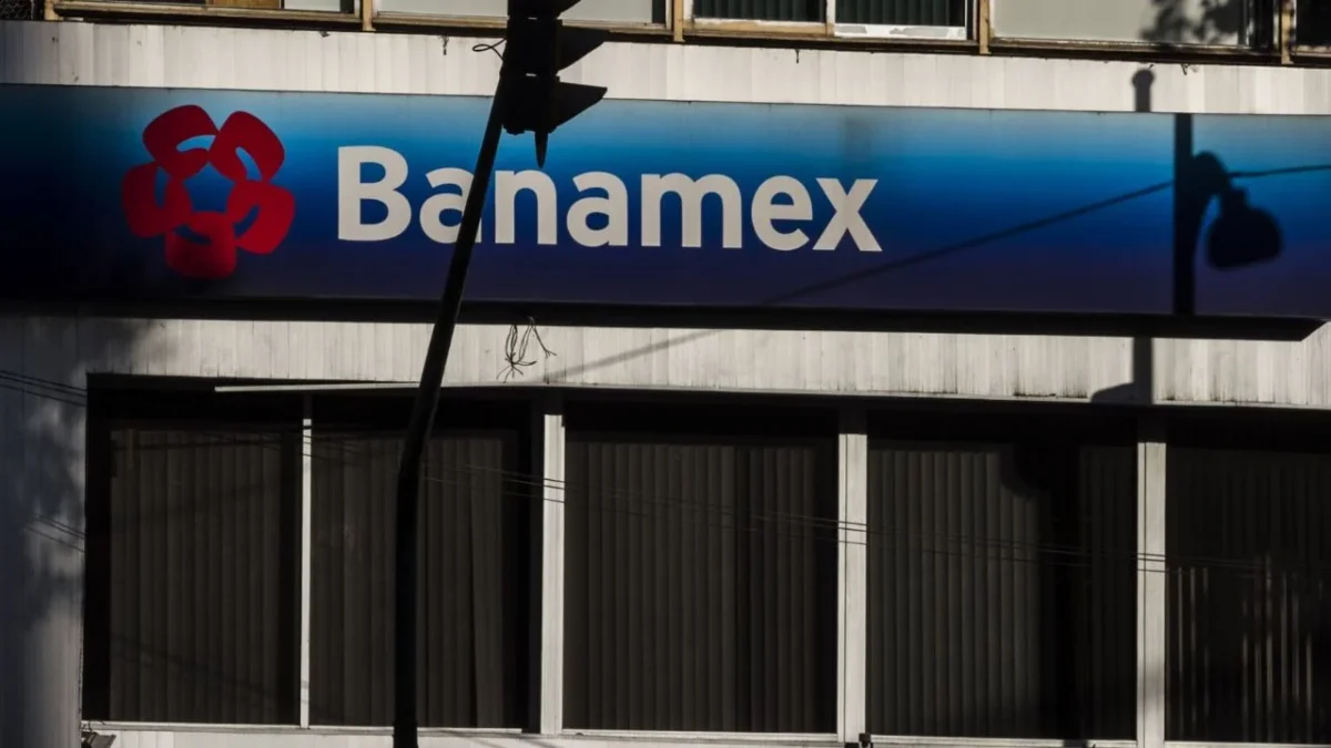 Banamex resaltó que en 2024 había 24.2 millones de personas con rezago educativo, 18.6% del total.