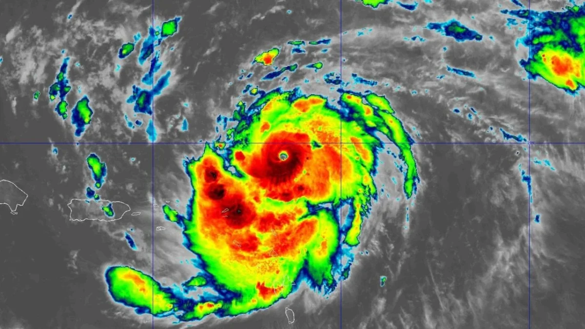 El huracán Erin se está intensificando rápidamente mientras avanza sobre el noreste del Caribe este sábado