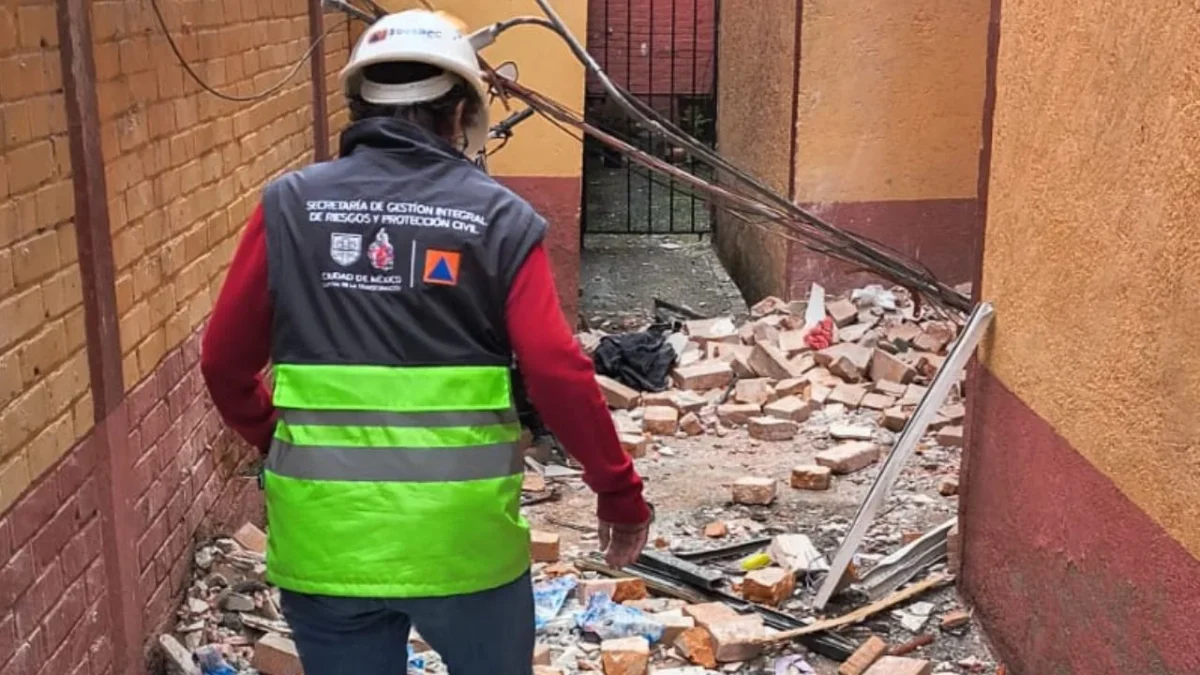 Tras la explosión por presunta acumulación de gas registrada esta mañana en BJ, se realizan labores de retiro de escombros en la vía pública, por lo que la zona permanece acordonada.