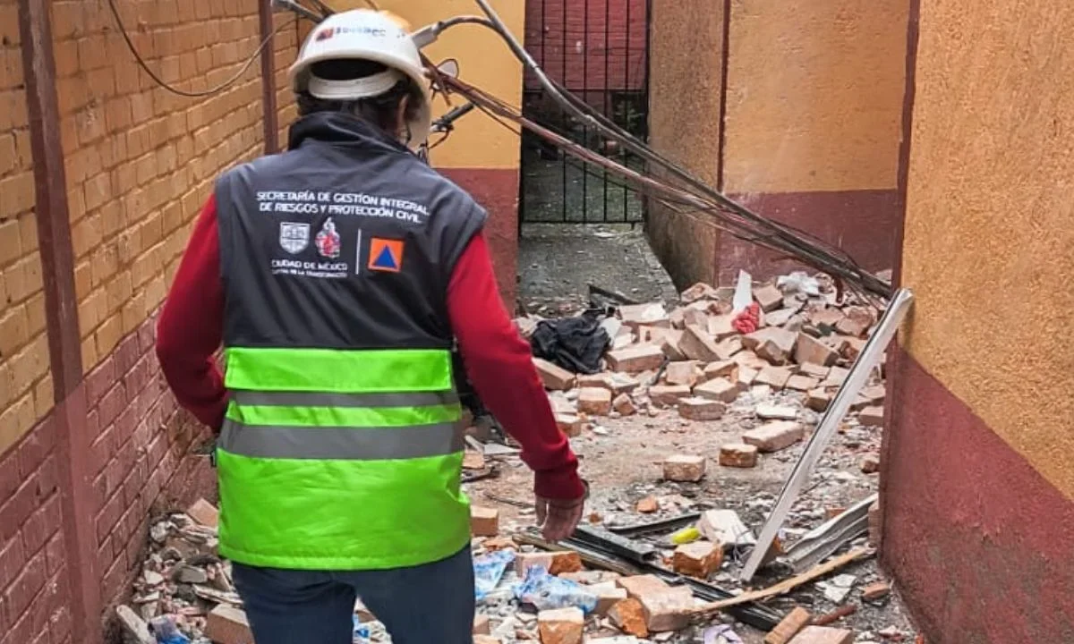 Tras la explosión por presunta acumulación de gas registrada esta mañana en BJ, se realizan labores de retiro de escombros en la vía pública, por lo que la zona permanece acordonada.