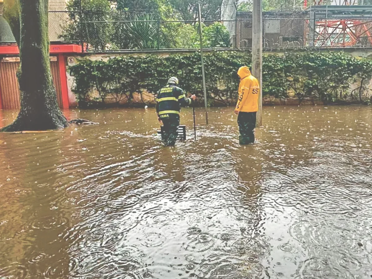 Atención. Preocupa ver como las lluvias atípicas causaron daños en drenajes de la capital, dijo el gerente de Planes y Proyectos Urbanos del Centro para el Futuro de las Ciudades.