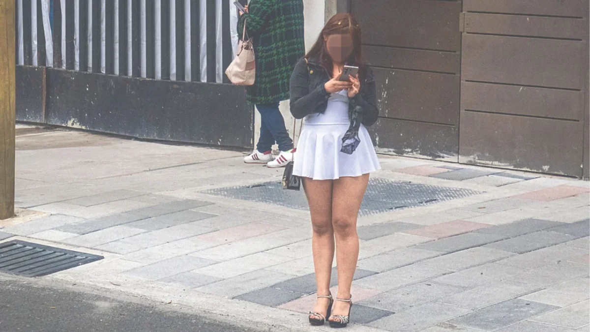 Problemática. Trabajadoras sexuales sobre la calzada de Tlalpan refirieron que la obra de la ciclovía afecta sus ingresos debido a que los automovilistas no pueden acercarse a ellas.