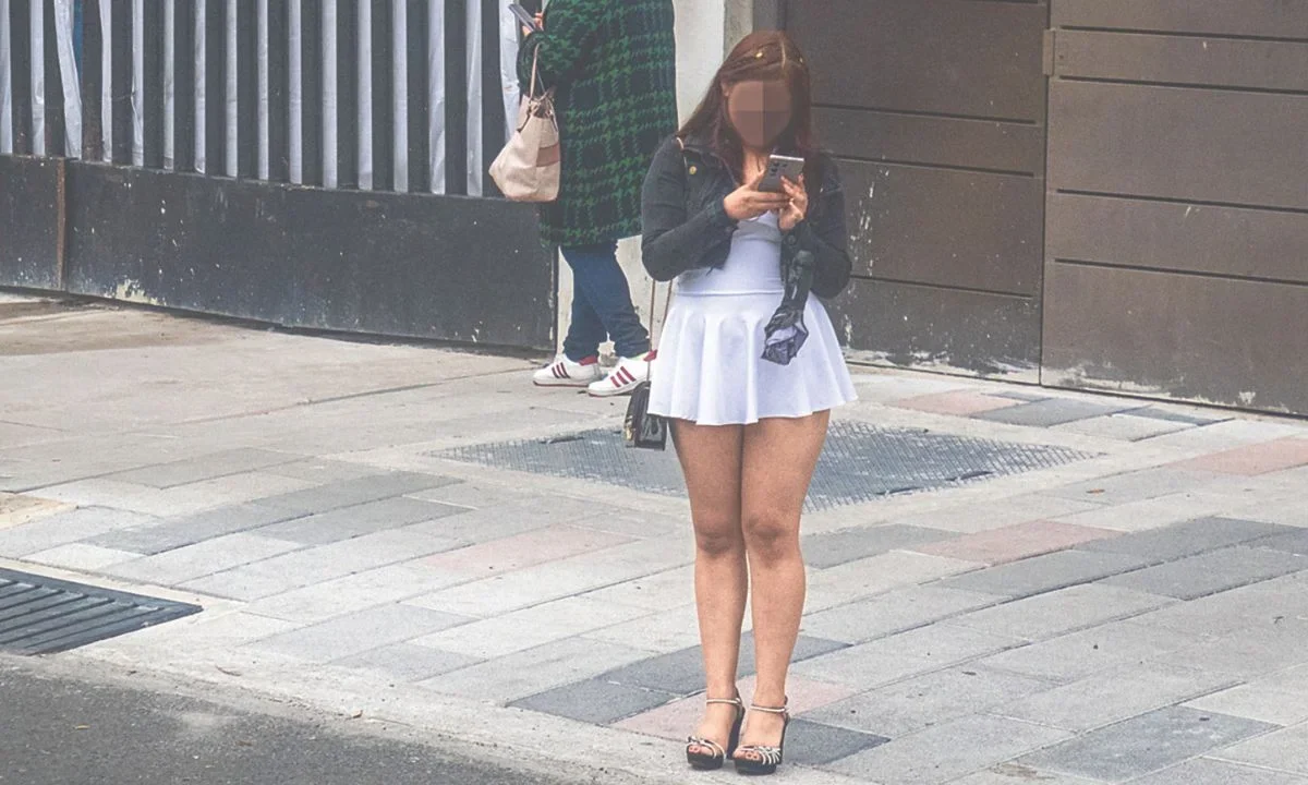 Problemática. Trabajadoras sexuales sobre la calzada de Tlalpan refirieron que la obra de la ciclovía afecta sus ingresos debido a que los automovilistas no pueden acercarse a ellas.