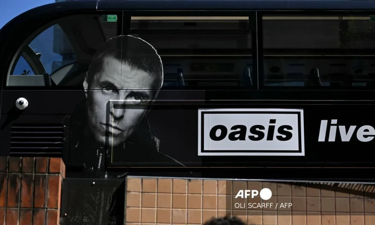 Hombre muere tras caerse en concierto de Oasis en Londres
