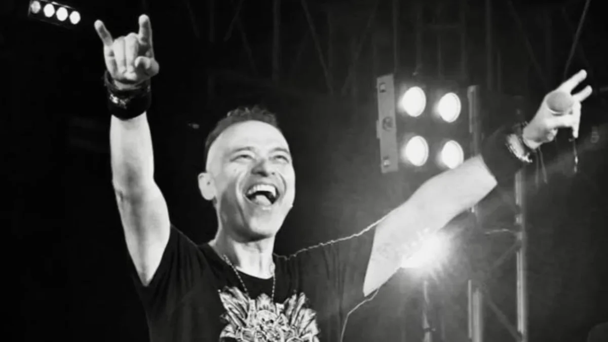 Salvador "Xava Drago" Aguilar dejó una huella imborrable con su potente voz. Su estilo, carisma y entrega lo convirtieron en una figura central del rock en español