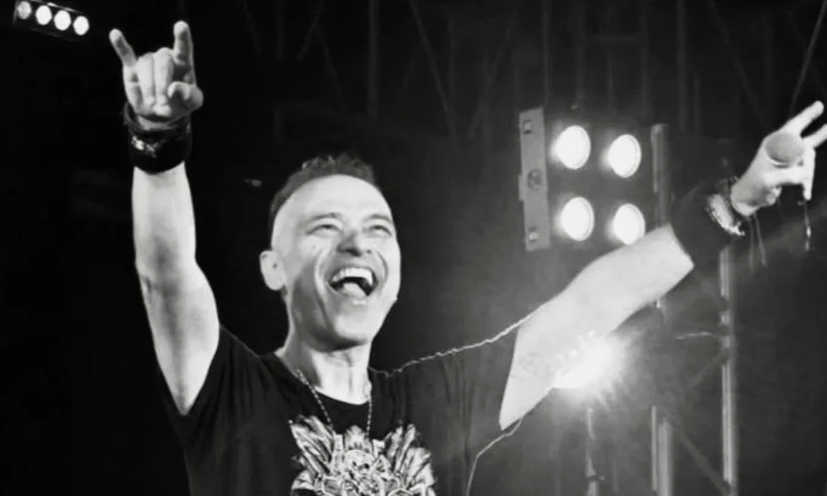 Salvador "Xava Drago" Aguilar dejó una huella imborrable con su potente voz. Su estilo, carisma y entrega lo convirtieron en una figura central del rock en español