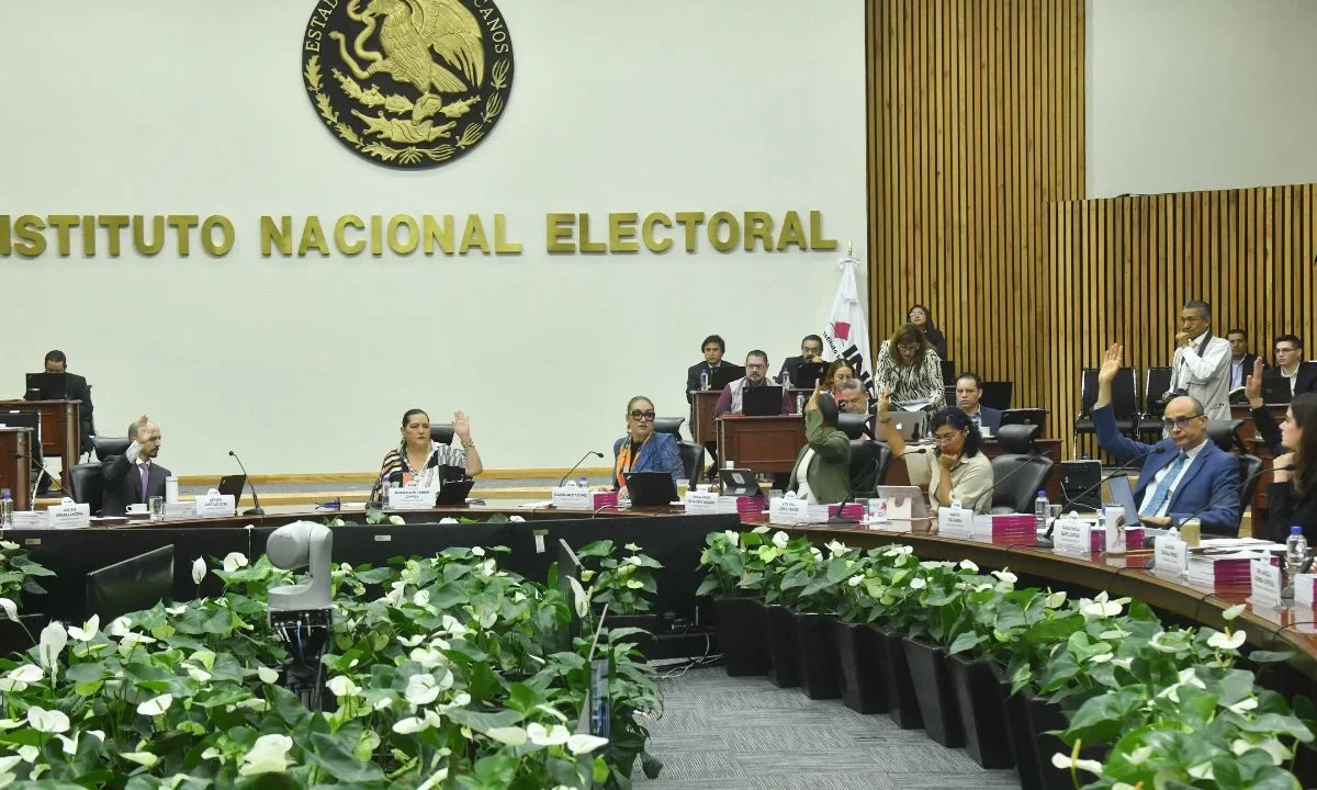 El INE busca que se le aprueben 15 mil 91 millones de pesos de presupuesto base por 12 mil 503 millones de pesos y cartera de proyectos por 2 mil 587 millones de pesos, para un año sin elecciones federales