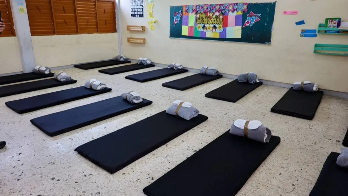 REVISIÓN. La Dirección de Protección Civil municipal verifica que las instalaciones hoteleras en Cancún que podrían recibir a los turistas en caso de un fenómeno meteorológico cuenten con todo lo necesario.