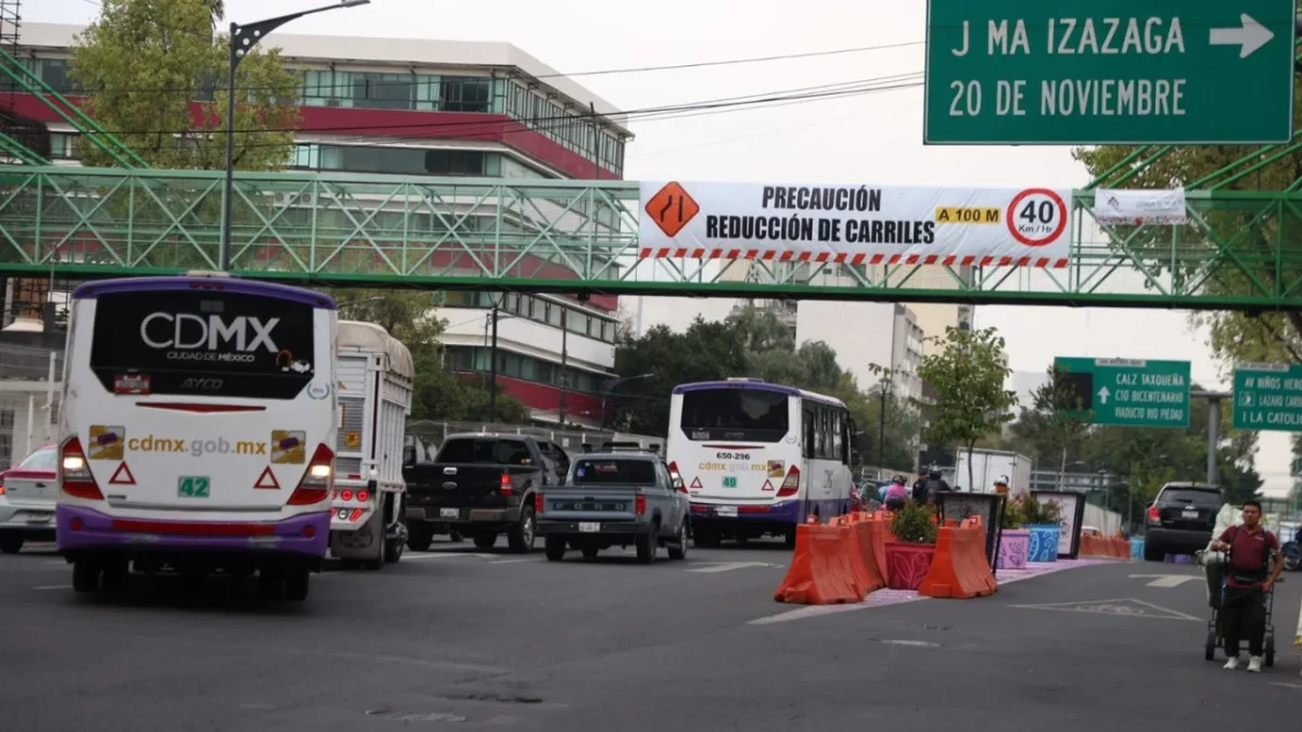 Cuidado. Las autoridades capitalinas colocaron señalizaciones para que los conductores tomen sus precauciones ante las obras de la Calzada Flotante de Tlalpan