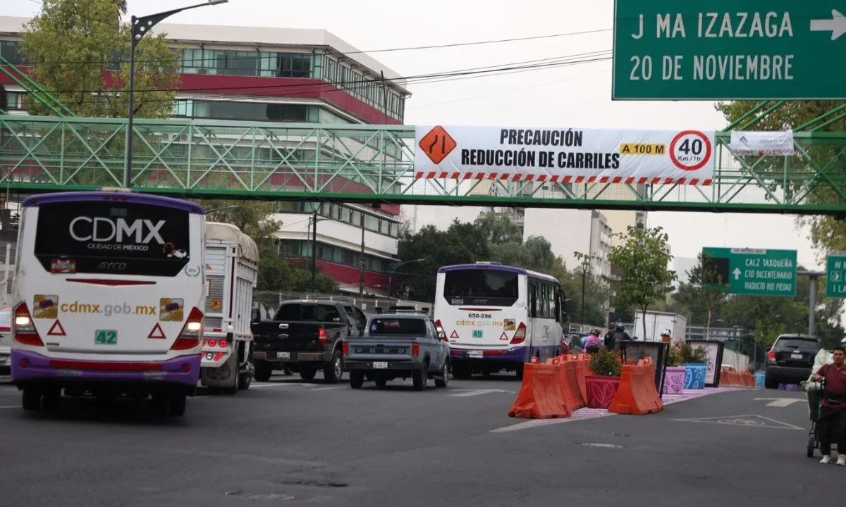 Cuidado. Las autoridades capitalinas colocaron señalizaciones para que los conductores tomen sus precauciones ante las obras de la Calzada Flotante de Tlalpan