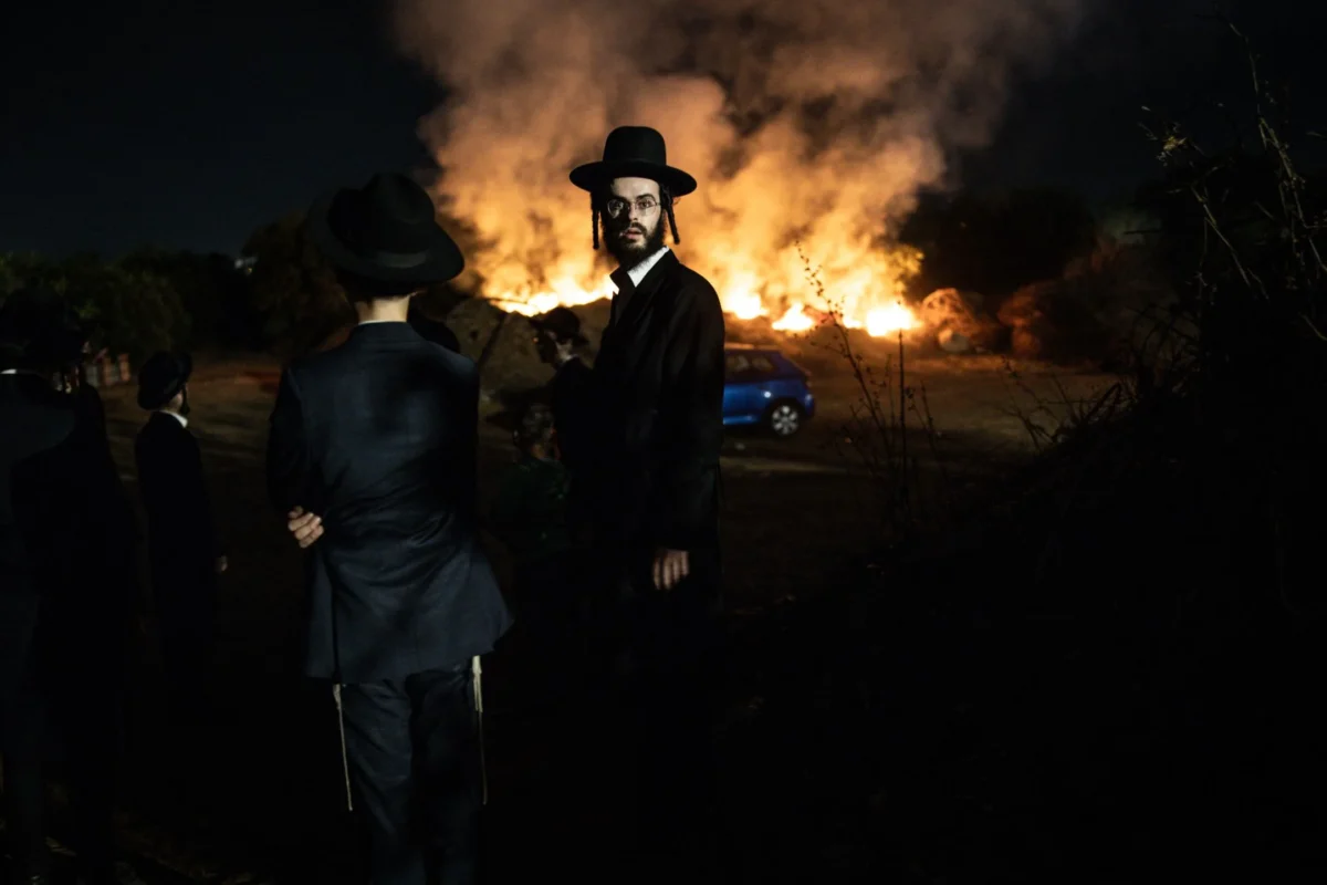 FRENTE. Judíos ultraortodoxos protestan en Kfar Yona contra el reclutamiento militar, mientras Israel libra una ofensiva en Gaza y crecen las tensiones.