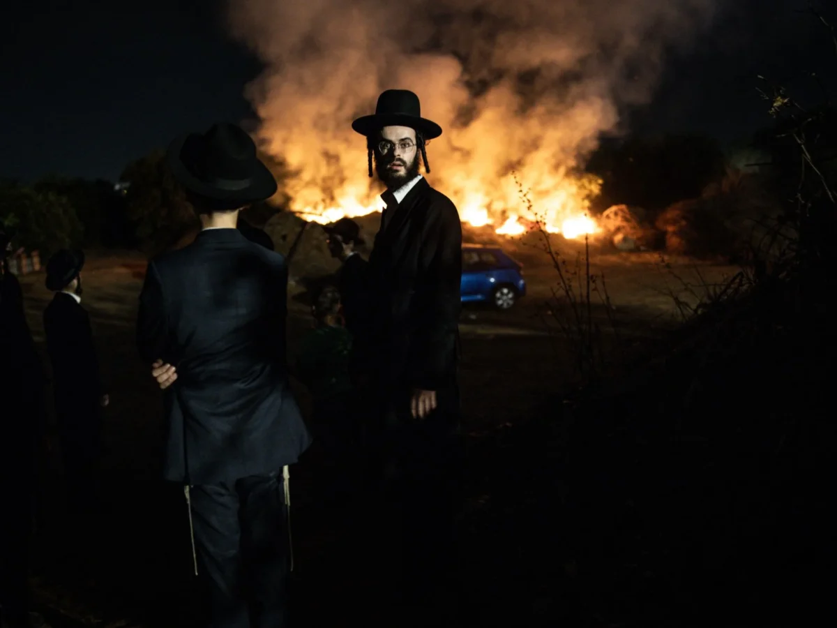 FRENTE. Judíos ultraortodoxos protestan en Kfar Yona contra el reclutamiento militar, mientras Israel libra una ofensiva en Gaza y crecen las tensiones.
