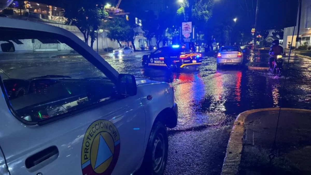 ATENCIÓN. En Morelia, Protección Civil y policía municipal atendió la emergencia por las inundaciones que dejaron las fuertes lluvias