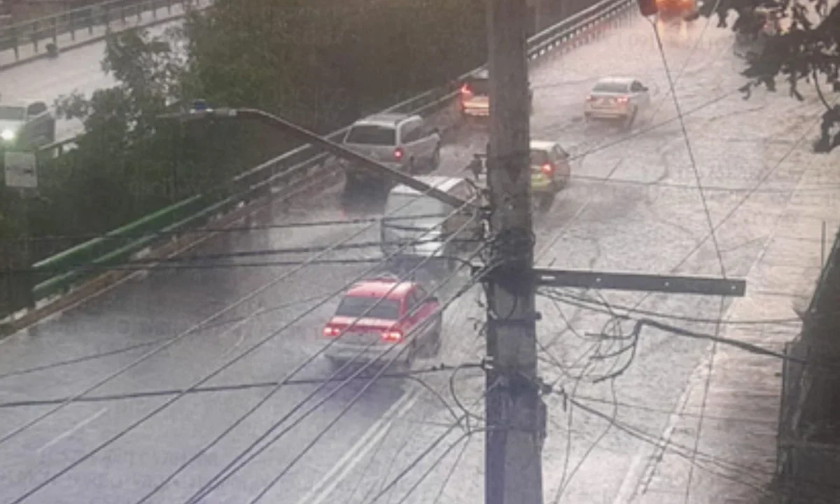 Encharcamiento en Av. Alta Tensión y cerrada Rosa China, colonia Molino de Rosas, tras fuertes lluvias