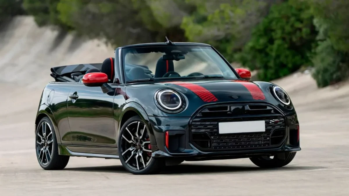El precio del MINI John Cooper Works 2025 descapotable ronda en los 699,000 pesos