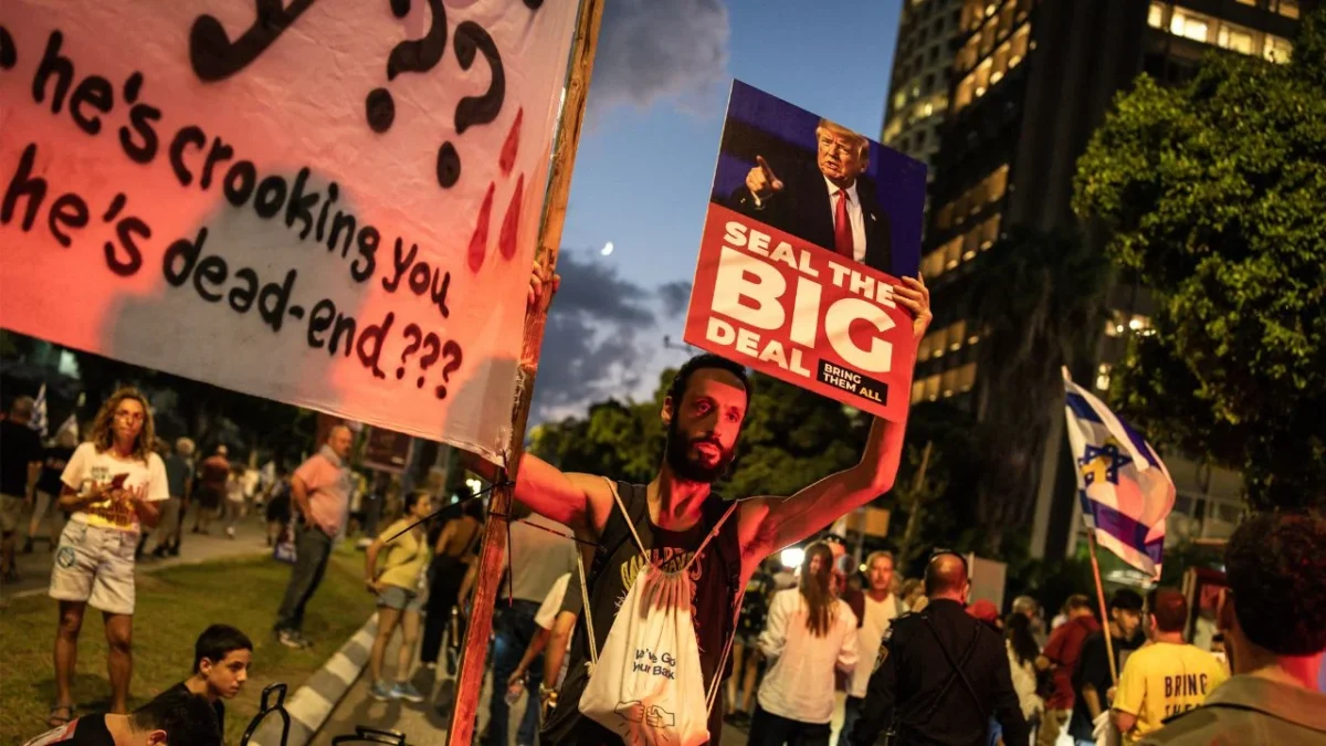 DEMANDAS. Las protestas para liberara rehenes en Gaza , que incluyeron bloqueos frente a la oficina del primer ministro, coincidieron con una reunión del gabinete de seguridad.