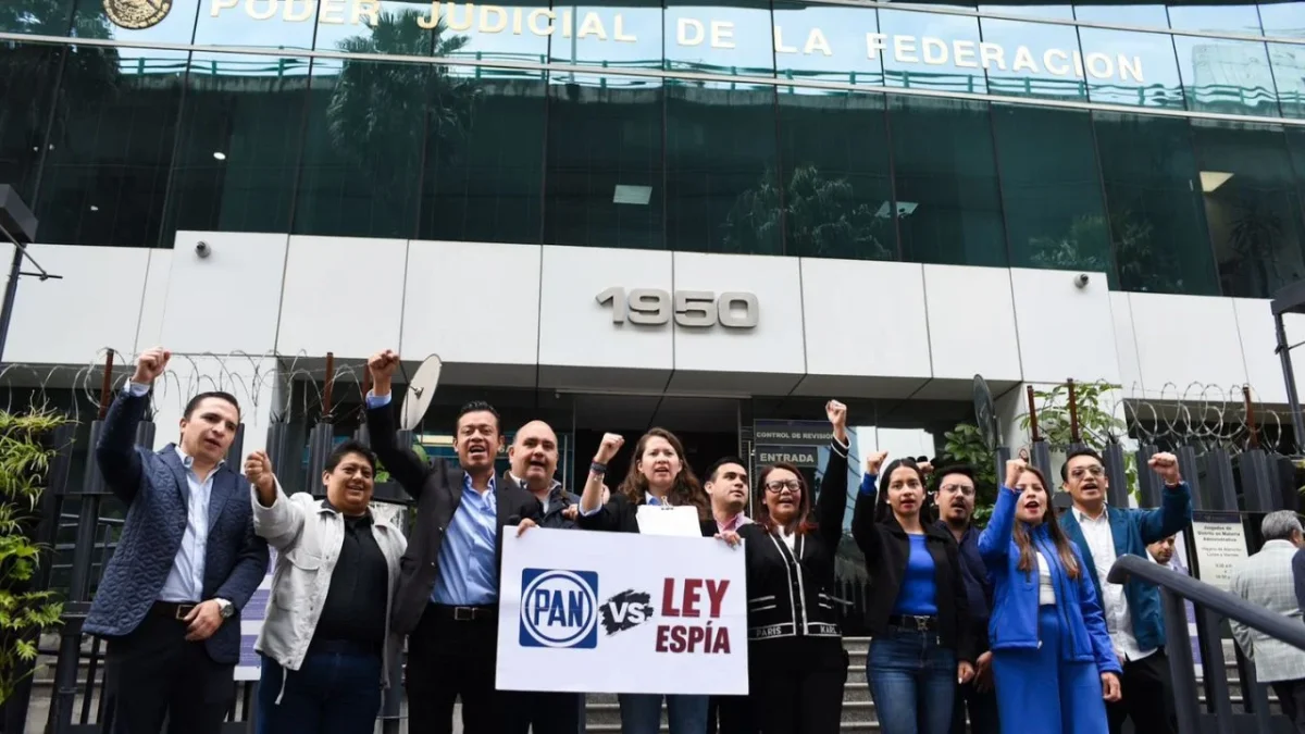 Militantes del PAN en CDMX presentan amparo contra 'Ley Espía'