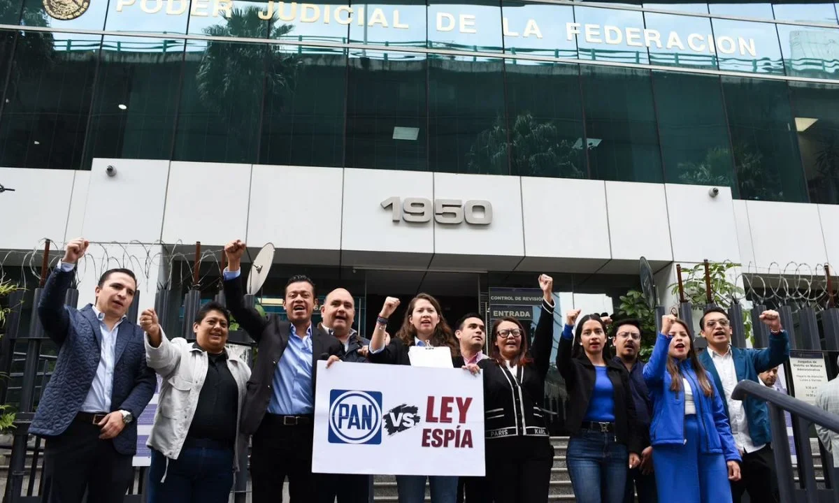 Militantes del PAN en CDMX presentan amparo contra 'Ley Espía'