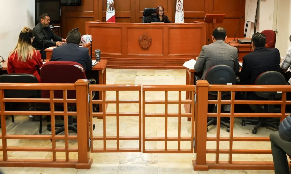Mujer enfrenta proceso judicial por arrebatar celular a su pareja en Hidalgo