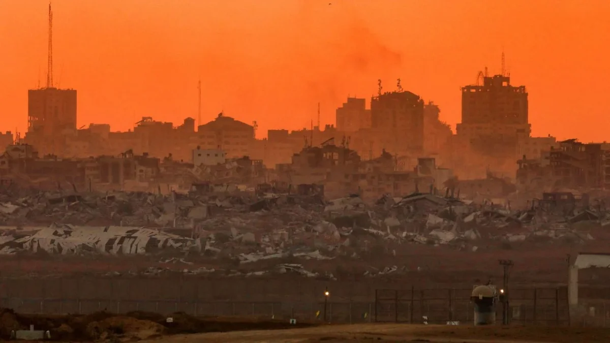 Las autoridades militares instaron a hospitales y organizaciones humanitarias a evacuar hacia el sur, prometiendo habilitar centros alternos de atención médica. El Ministerio de Salud de Gaza rechazó el llamado