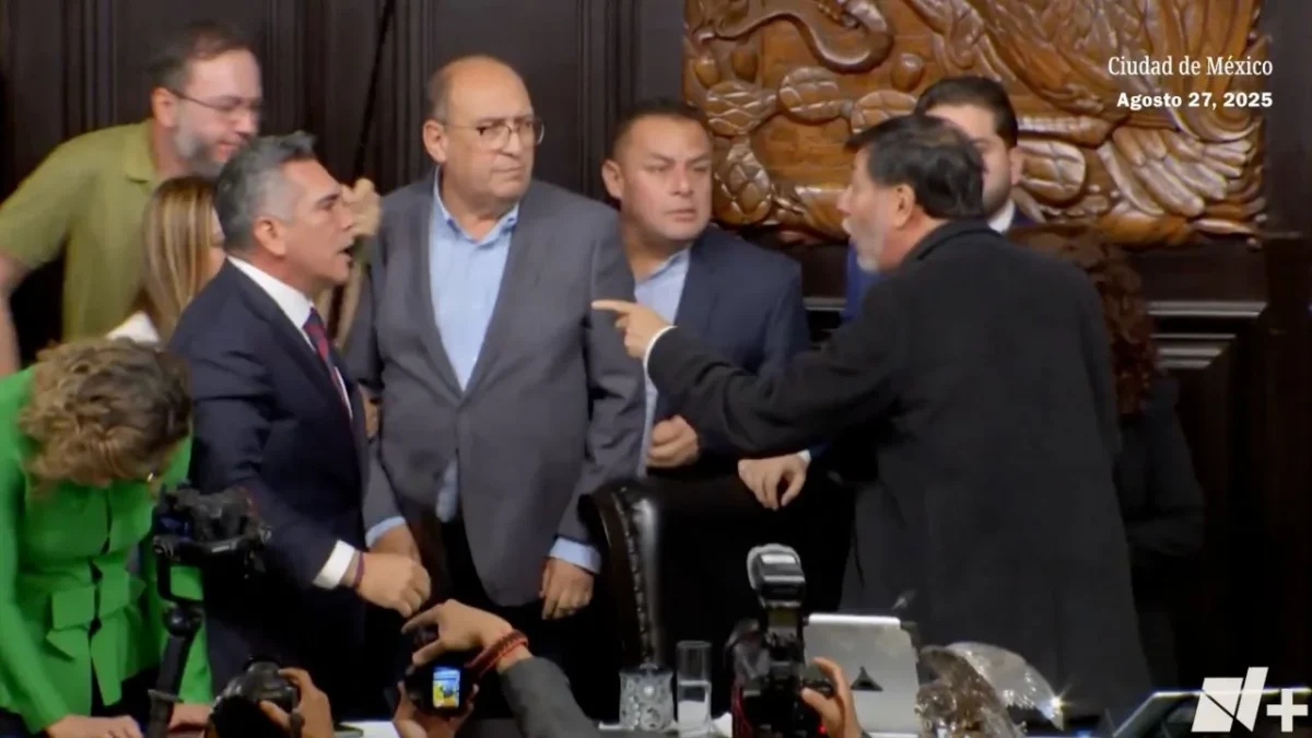 Hechos. En el marco del debate en la Permanente, la sesión terminó entre golpes, manotazos y jaloneos entre Alito Moreno y Fernández Noroña.