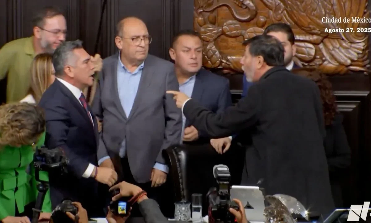 Hechos. En el marco del debate en la Permanente, la sesión terminó entre golpes, manotazos y jaloneos entre Alito Moreno y Fernández Noroña.