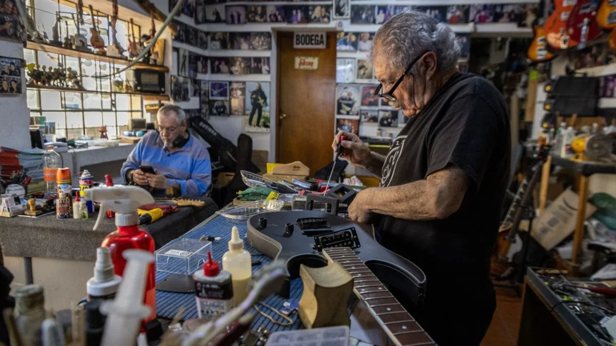 Popular. El trabajo y pasión de don Mario Nava por su labor se ha difundido entre todo tipo de artistas, quienes confían en su habilidad para reparar sus instrumentos.