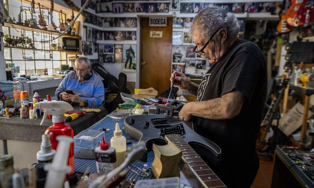 Popular. El trabajo y pasión de don Mario Nava por su labor se ha difundido entre todo tipo de artistas, quienes confían en su habilidad para reparar sus instrumentos.