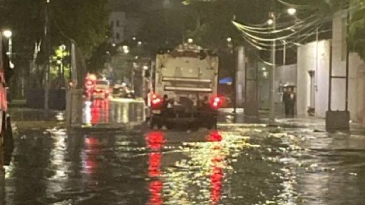 Personal labora para abatir los niveles de agua registrados en Eje 10 Sur, como parte de las actividades del Operativo Tlaloque