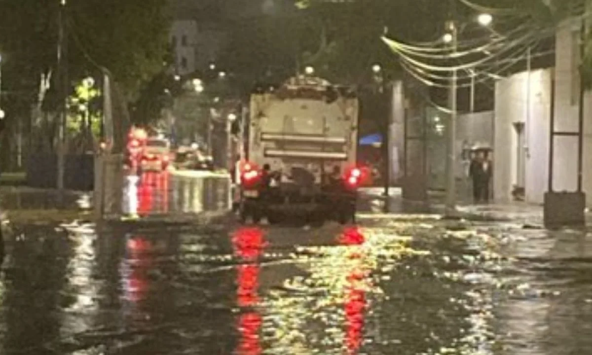 Personal labora para abatir los niveles de agua registrados en Eje 10 Sur, como parte de las actividades del Operativo Tlaloque