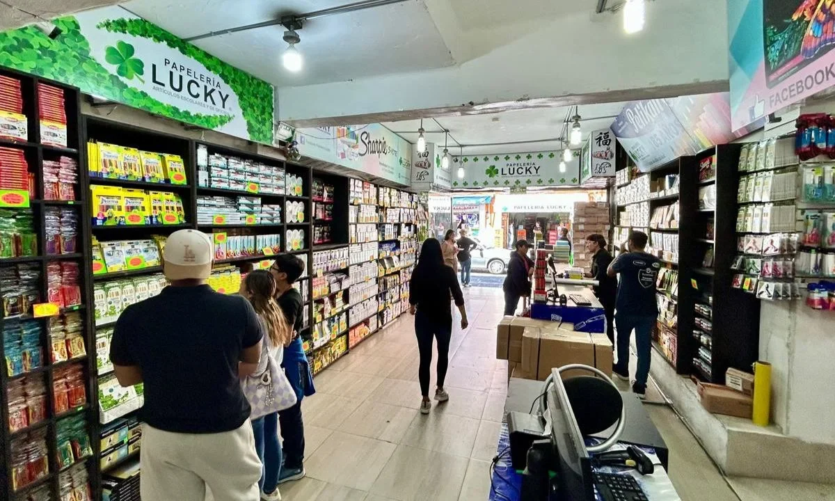 CLIENTELA. A tan sólo dos semanas del regreso a clases, las tiendas y papelerías se encuentran semi vacías.