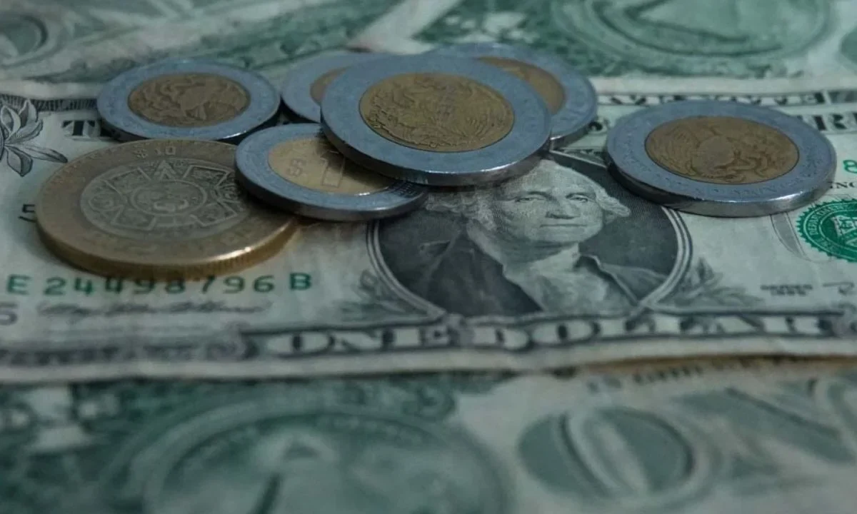 Peso mexicano cierra sesión en 18.58 por dólar