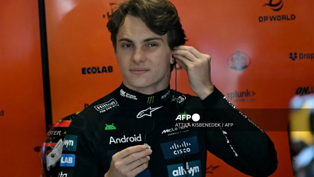 El piloto australiano de McLaren, Oscar Piastri, previo a iniciar la tercera sesión de entrenamientos libres previa al Gran Premio de Hungría de Fórmula 1