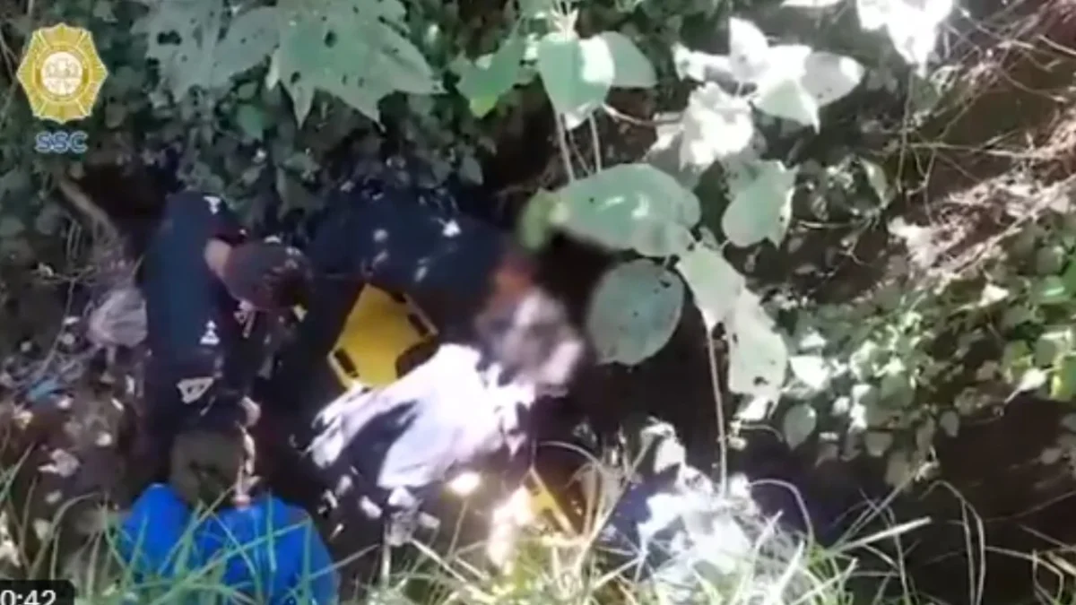 Policías rescatan a una menor que cayó en un barranco en Milpa Alta