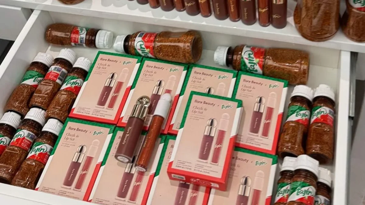 Selena Gomez presentó Rare Beauty x Tajín, colección inspirada en el sabor y color de México.