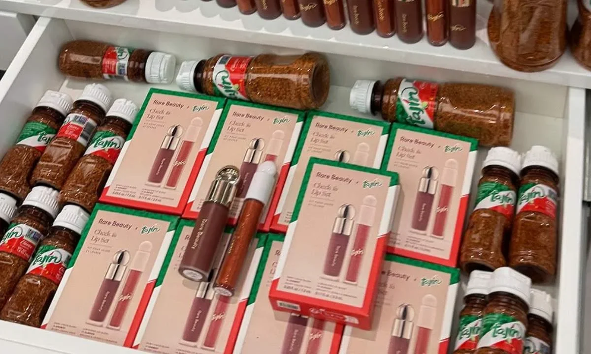 Selena Gomez presentó Rare Beauty x Tajín, colección inspirada en el sabor y color de México.