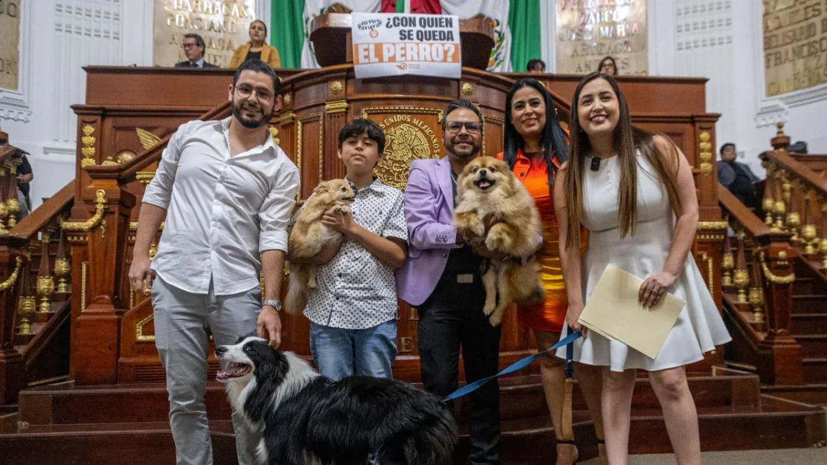 Calendario. Con la visita de tres perritos, este lunes concluyeron los trabajos legislativos del segundo periodo extraordinario de sesiones en el recinto de Allende y Donceles.
