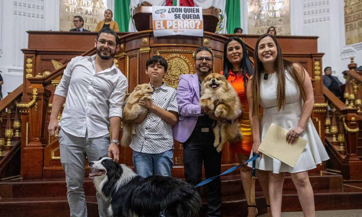 Calendario. Con la visita de tres perritos, este lunes concluyeron los trabajos legislativos del segundo periodo extraordinario de sesiones en el recinto de Allende y Donceles.