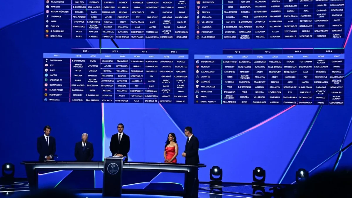 Los resultados se muestran en una pantalla tras la ceremonia del sorteo de la fase de grupos de la Champions League de la UEFA 2025-2026, en el Foro Grimaldi de Mónaco