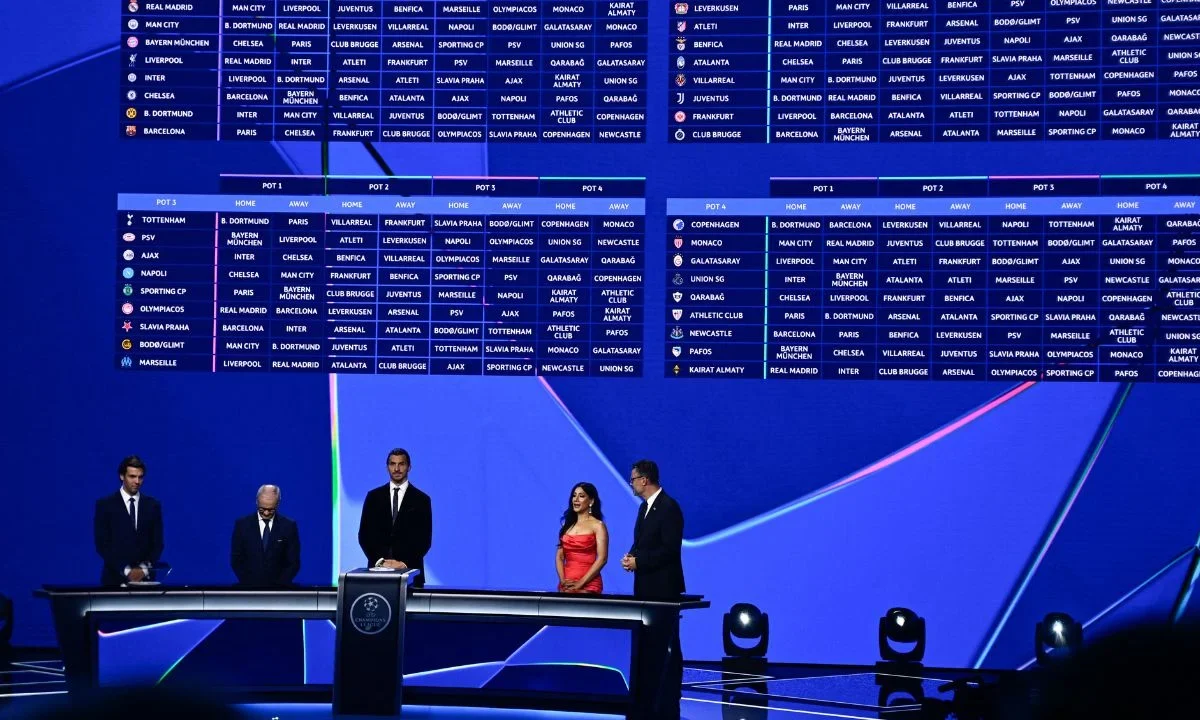 Los resultados se muestran en una pantalla tras la ceremonia del sorteo de la fase de grupos de la Champions League de la UEFA 2025-2026, en el Foro Grimaldi de Mónaco