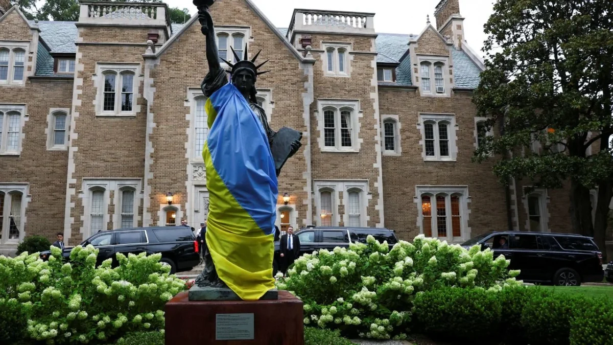 SUSTENTO. Un modelo de la Estatua de Libertad envuelta en una bandera de Ucrania fue colocada en la residencia del embajador francés en Washington