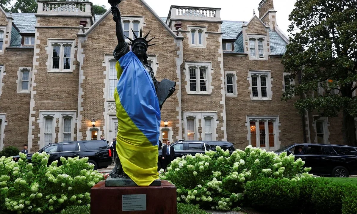 SUSTENTO. Un modelo de la Estatua de Libertad envuelta en una bandera de Ucrania fue colocada en la residencia del embajador francés en Washington