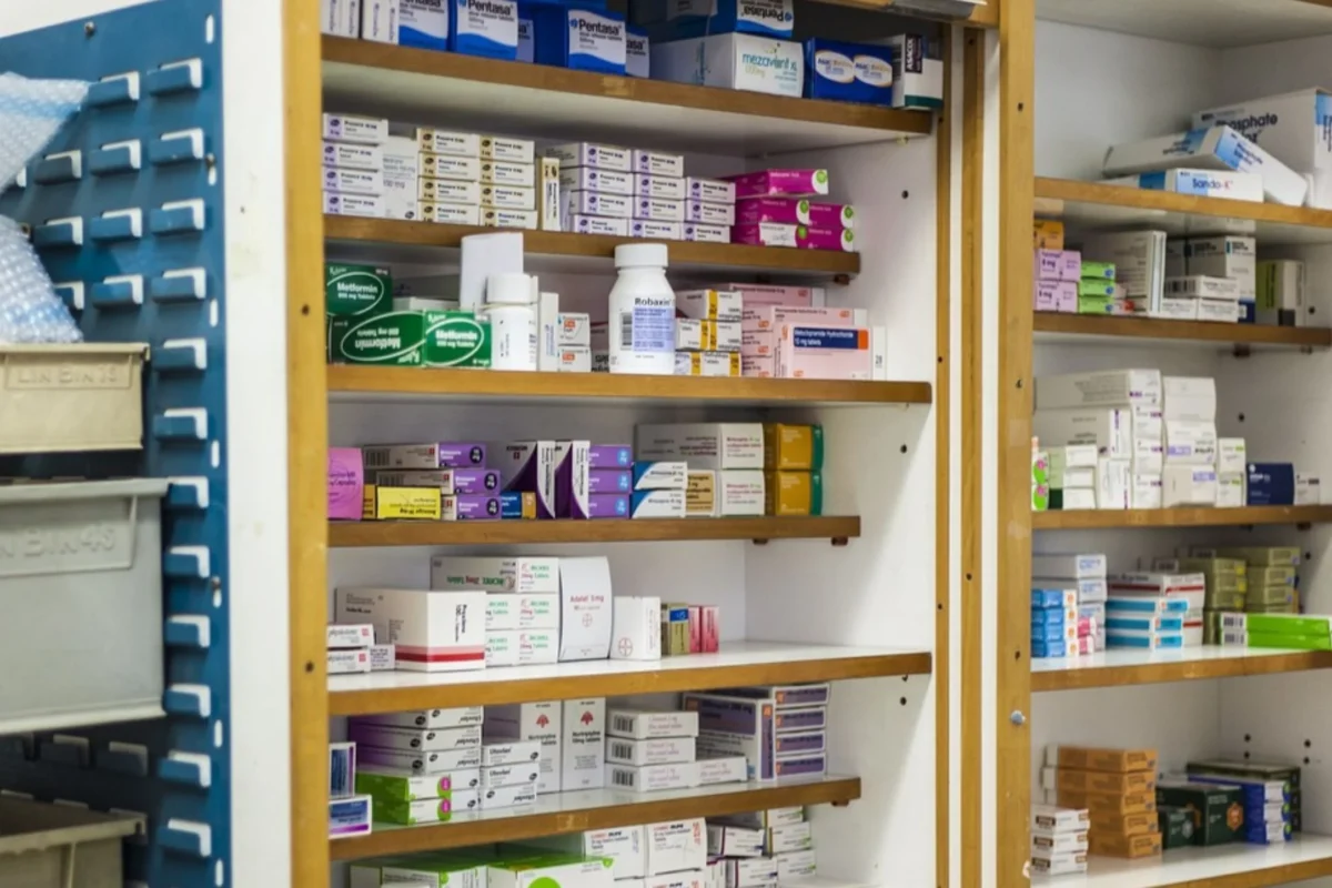 Abastecimiento. Durante la Mañanera se dio el banderazo de salida a las camionetas que llevarán los medicamentos a los centros de salud del IMSS-Bienestar.
