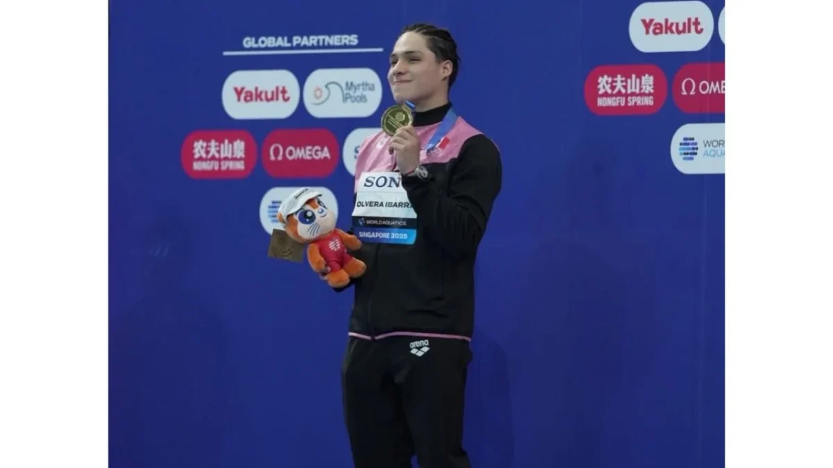 El mexicano Osmar Olvera se llevó la medalla de oro en el trampolín de 3 metros en el Campeonato Mundial que se lleva a cabo en Singapur; Sheinbaum lo felicita