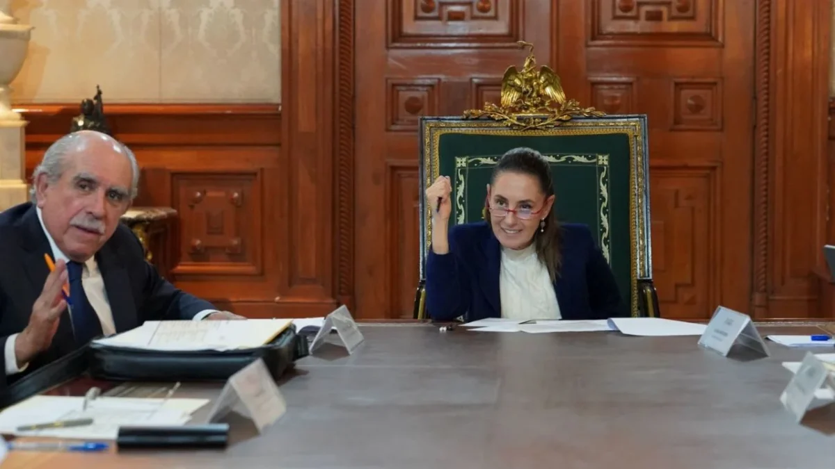 Sheinbaum indica que exconsejeros del INE pueden participar en reforma electoral
