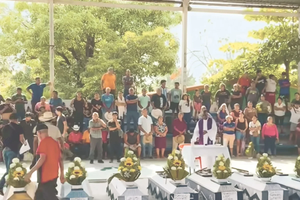 DESPEDIDA. Los féretros de ocho de los policías comunitarios asesinados en Ayutla fueron homenajeados, el sábado pasado, en su comunidad.
