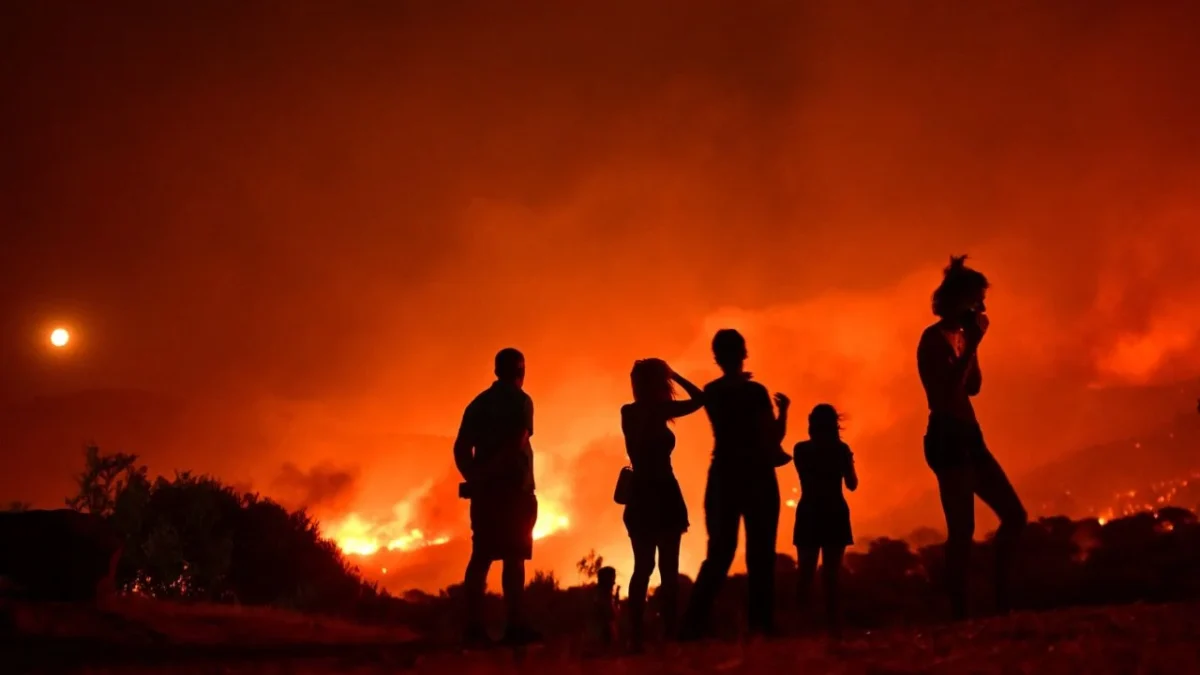 Bomberos trabajan para extinguir un incendio forestal cerca de la ciudad de Patras, en el oeste de Grecia, Europa el 13 de agosto de 2025.