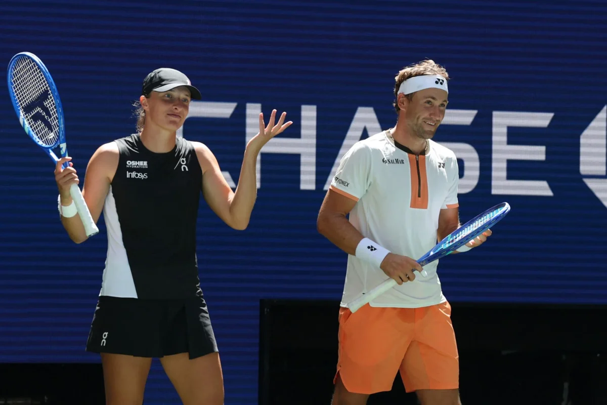Iga Swiatek y Casper Ruud clasifican a las semifinales del torneo mixto en el US Open